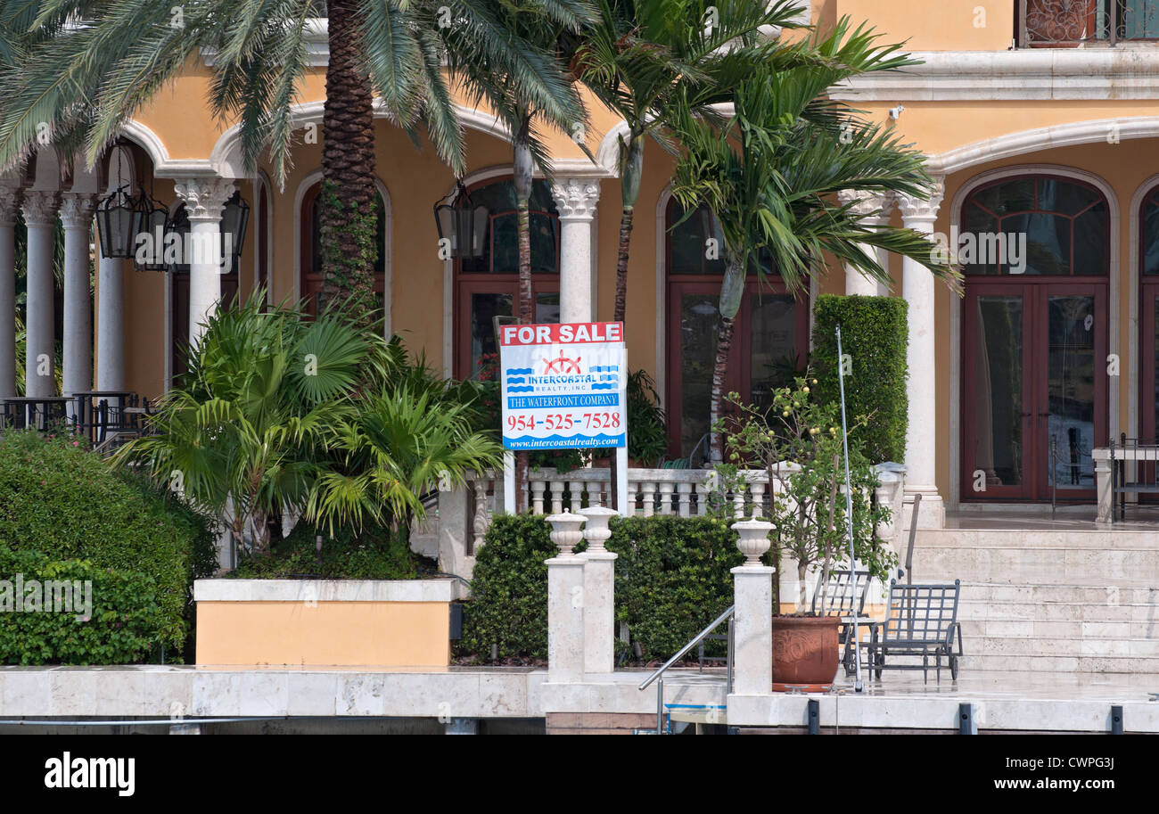 Eine Kreuzfahrt flussaufwärts von Fort Lauderdale, Florida New River, nimmt Bootsfahrer vorbei an luxuriösen Häuser, Yachten und geschäftigen Leben der Stadt. Stockfoto