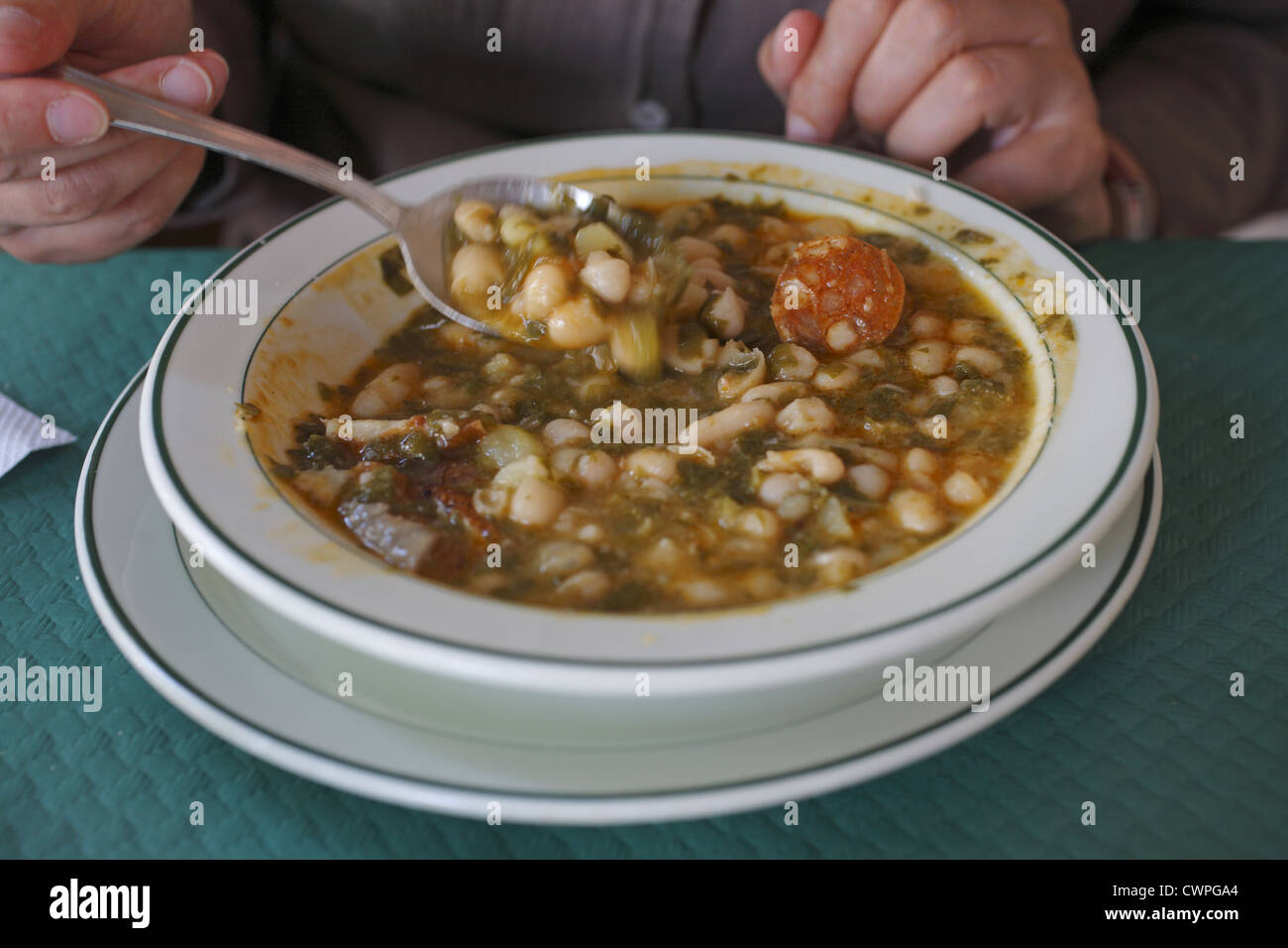 Cocido Montañés (Berg-Eintopf), serviert im Restaurant in Kantabrien, Spanien Stockfoto