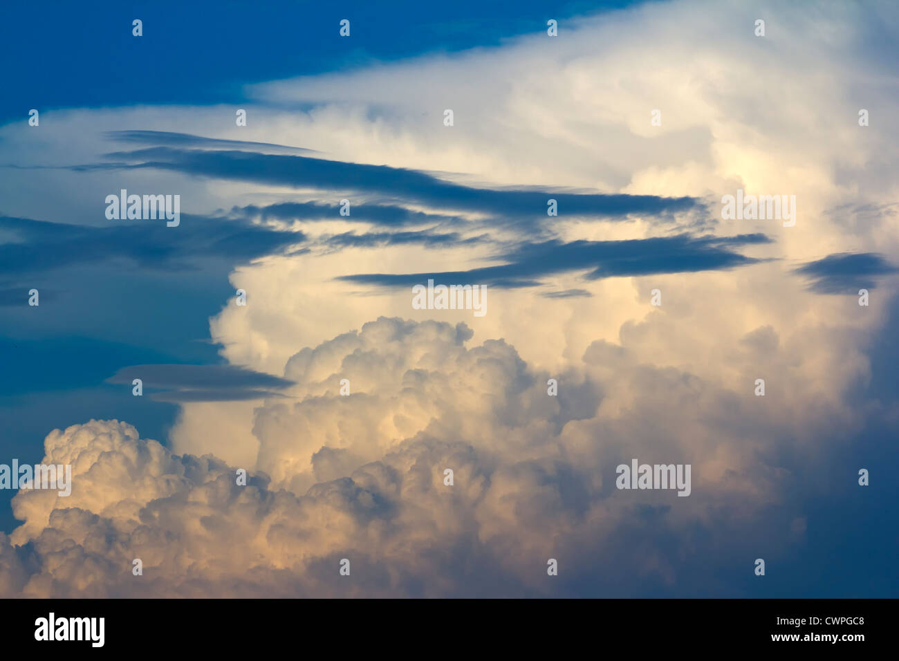 Gewitterwolken über den blauen Himmel. Stockfoto