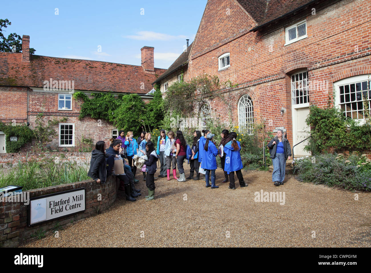 Gruppe von Studentinnen, die draußen Flatford Mill Feld Studienzentrum, Suffolk, England UK Stockfoto
