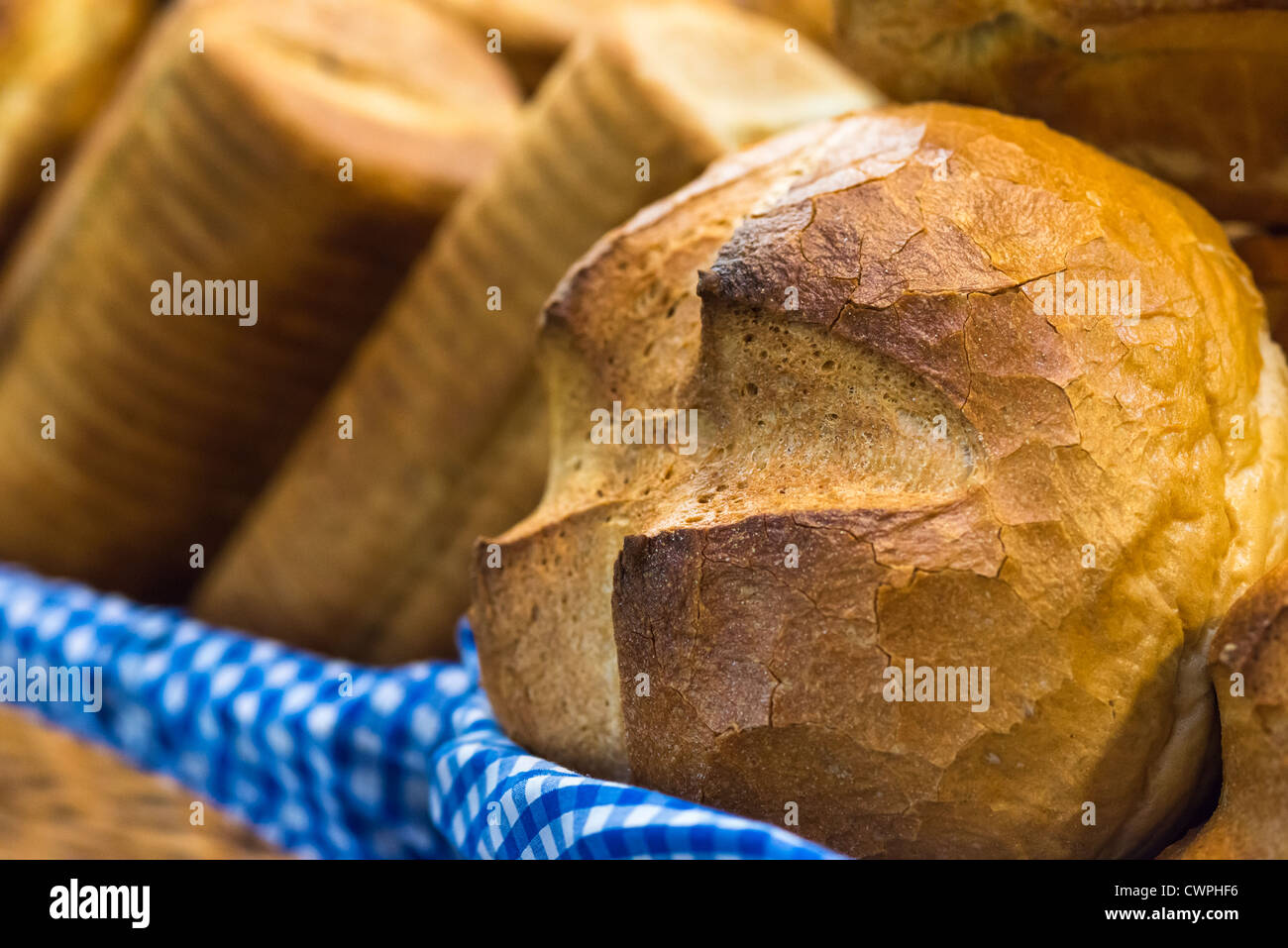 Frisch gebackene knusprige Brote in einem Korb. Stockfoto