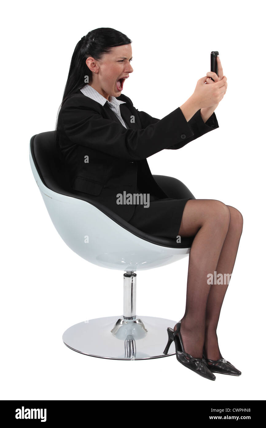 Frau mit Blick auf ihre Zelle und schreien Stockfoto