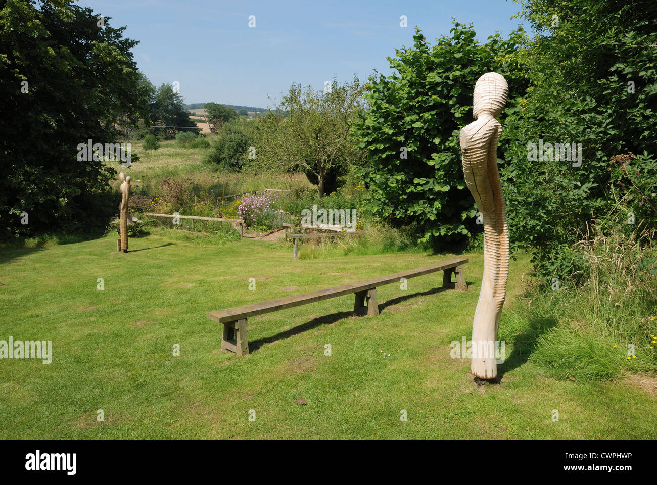 Skulpturen im "Natur" Tier-und Pflanzenwelt, Wildblumen und Landschaft. Bayfield Estate, Glandford, Norfolk, England. Stockfoto