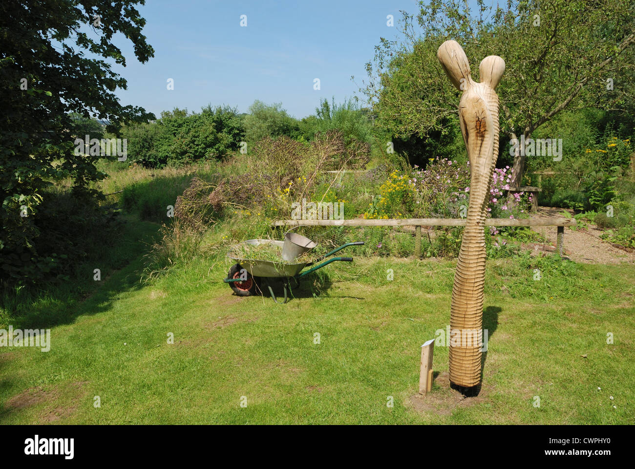 Eine Skulptur im "Natur" Tier-und Pflanzenwelt, Wildblumen und Landschaft. Bayfield Estate, Glandford, Norfolk, England. Stockfoto