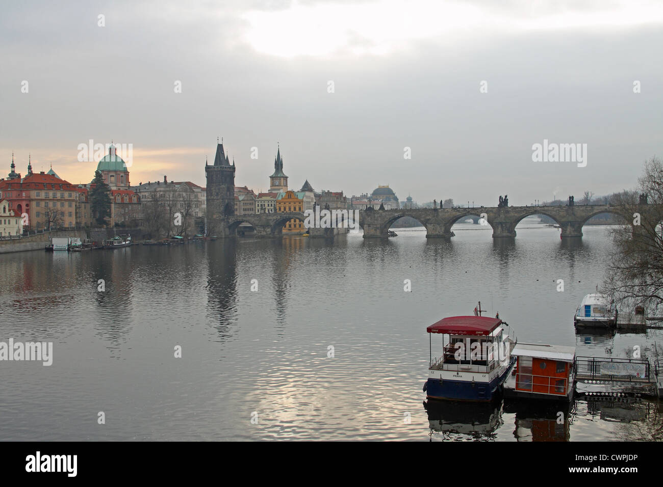 Karlsbrücke (illuminierte am meisten), überqueren die Moldau in Prag, Tschechische Republik Stockfoto