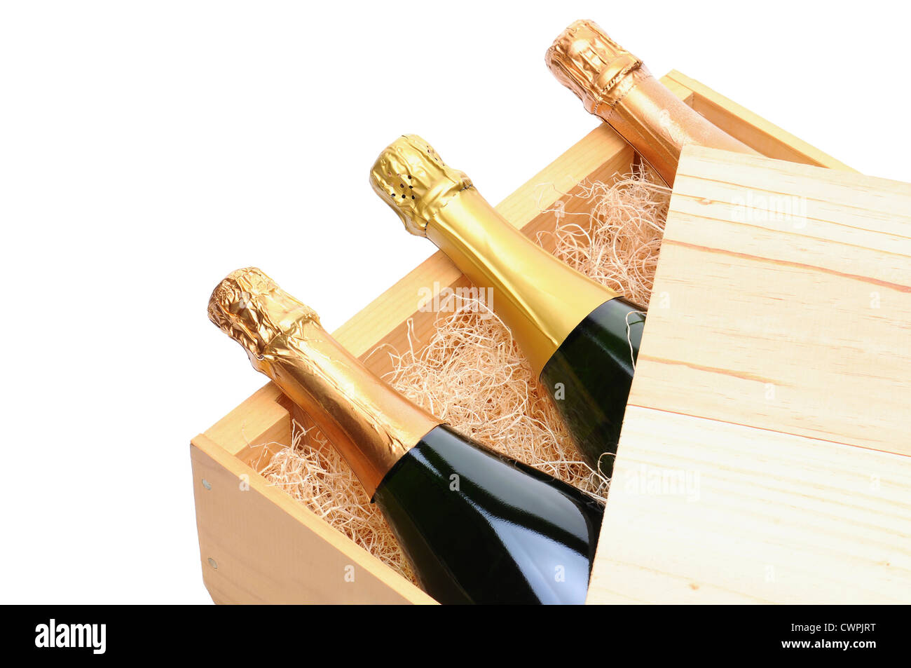 Nahaufnahme von drei Flaschen Champagner auf ihrer Seite in einer Holzkiste. Stockfoto