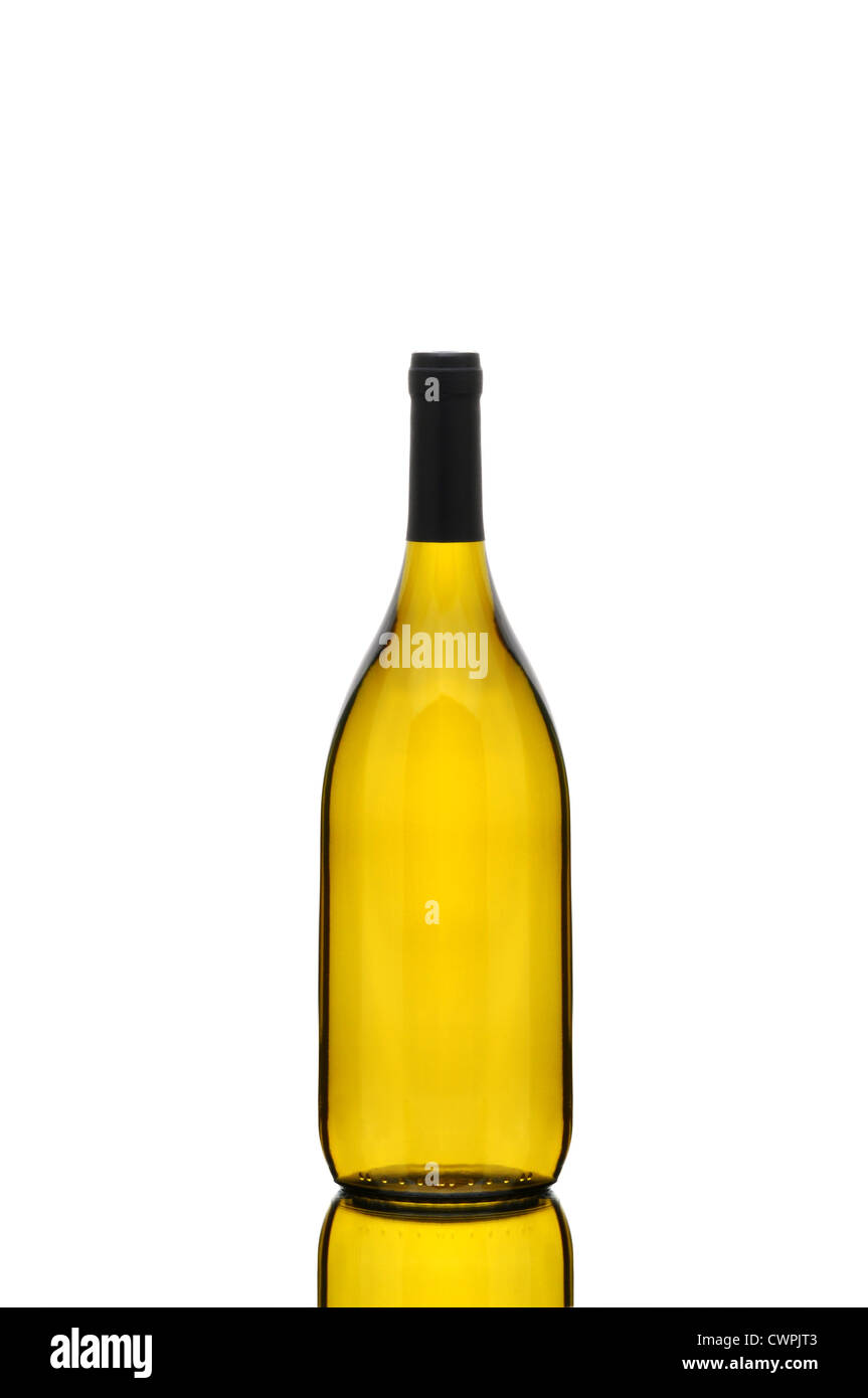 Chardonnay Flasche auf weiß mit Reflexionen in Tischplatte. Vertikale Zusammensetzung Stockfoto