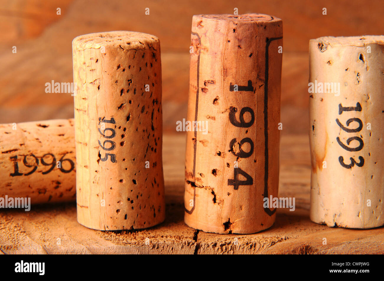 Nahaufnahme von mehreren Weinkorken mit der Jahreszahl in der Seite gestempelt. Stockfoto