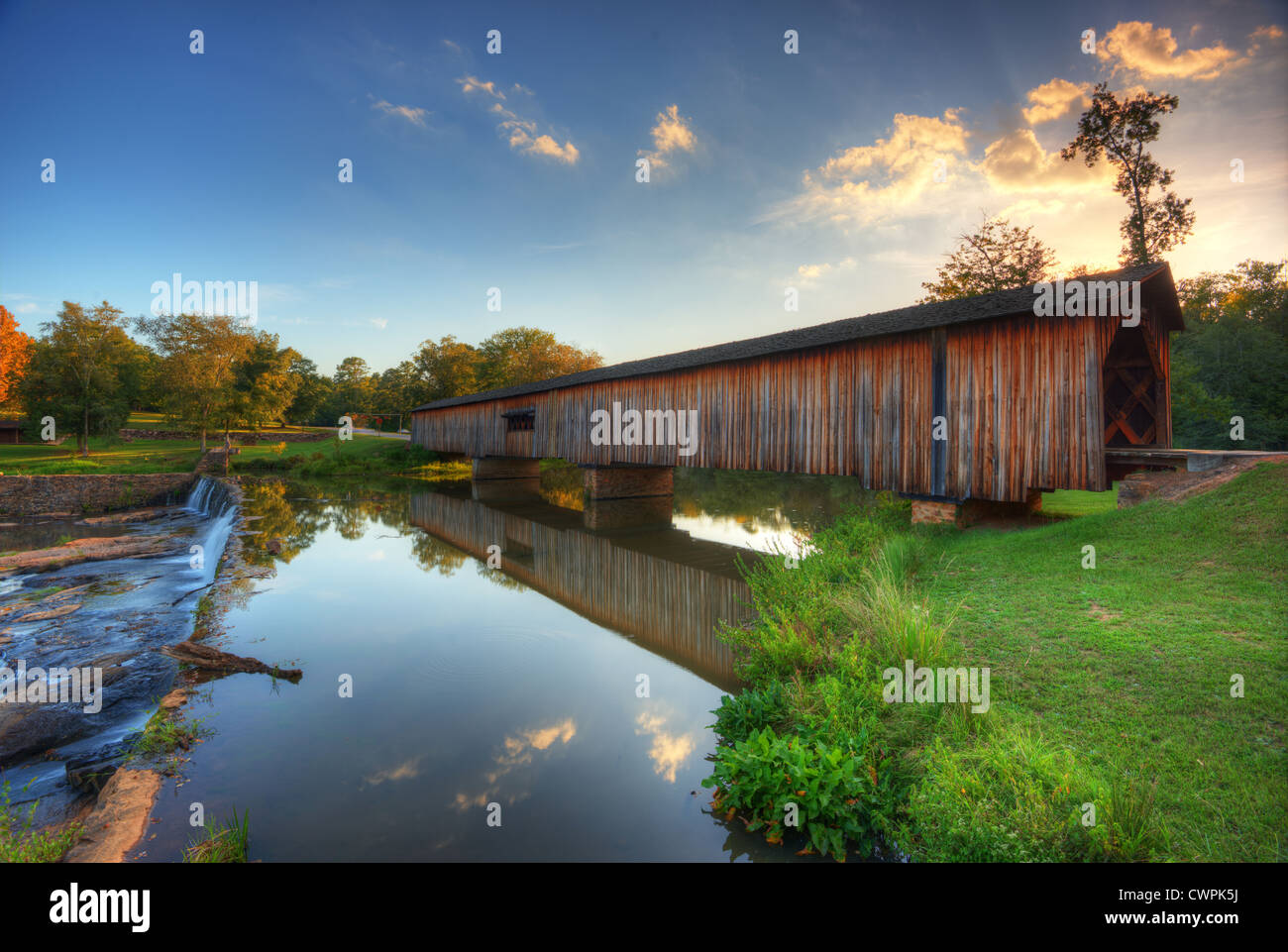 Alten bedeckt Brücke in Watson Mill State Park, Georgia, USA. Stockfoto