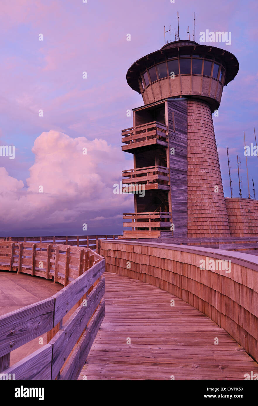 Berggipfel-Observatorium in der Nacht am Brasstown Bald in Georgia, USA. Stockfoto