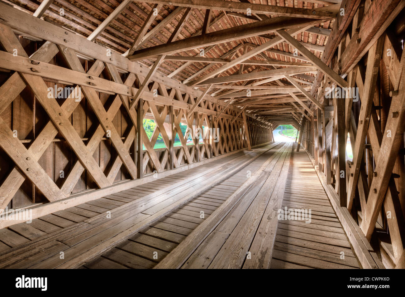 Innenraum einer alten gedeckte Brücke in Watson Mill State Park, Georgia, USA. Stockfoto