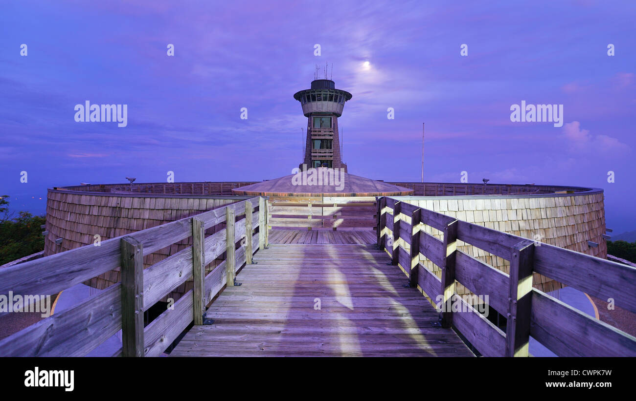 Berggipfel-Observatorium in der Nacht am Brasstown Bald in Georgia, USA. Stockfoto