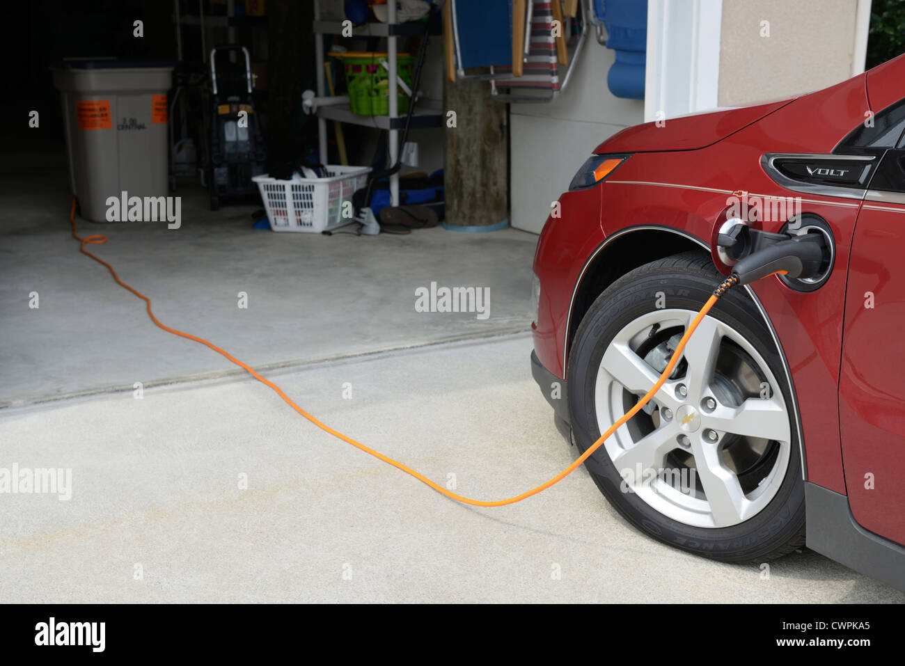 Chevrolet Volt, Elektro-Auto aufladen an einem Vorstadthaus Stockfoto
