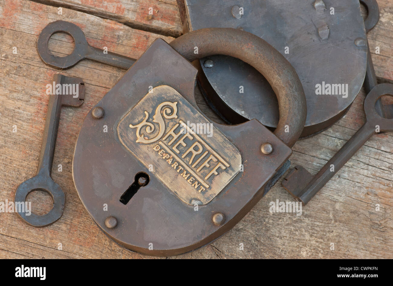 Alte Eisen Sperre Reproduktion mit Schlüssel eingraviert in Skript mit Sheriff. Stockfoto