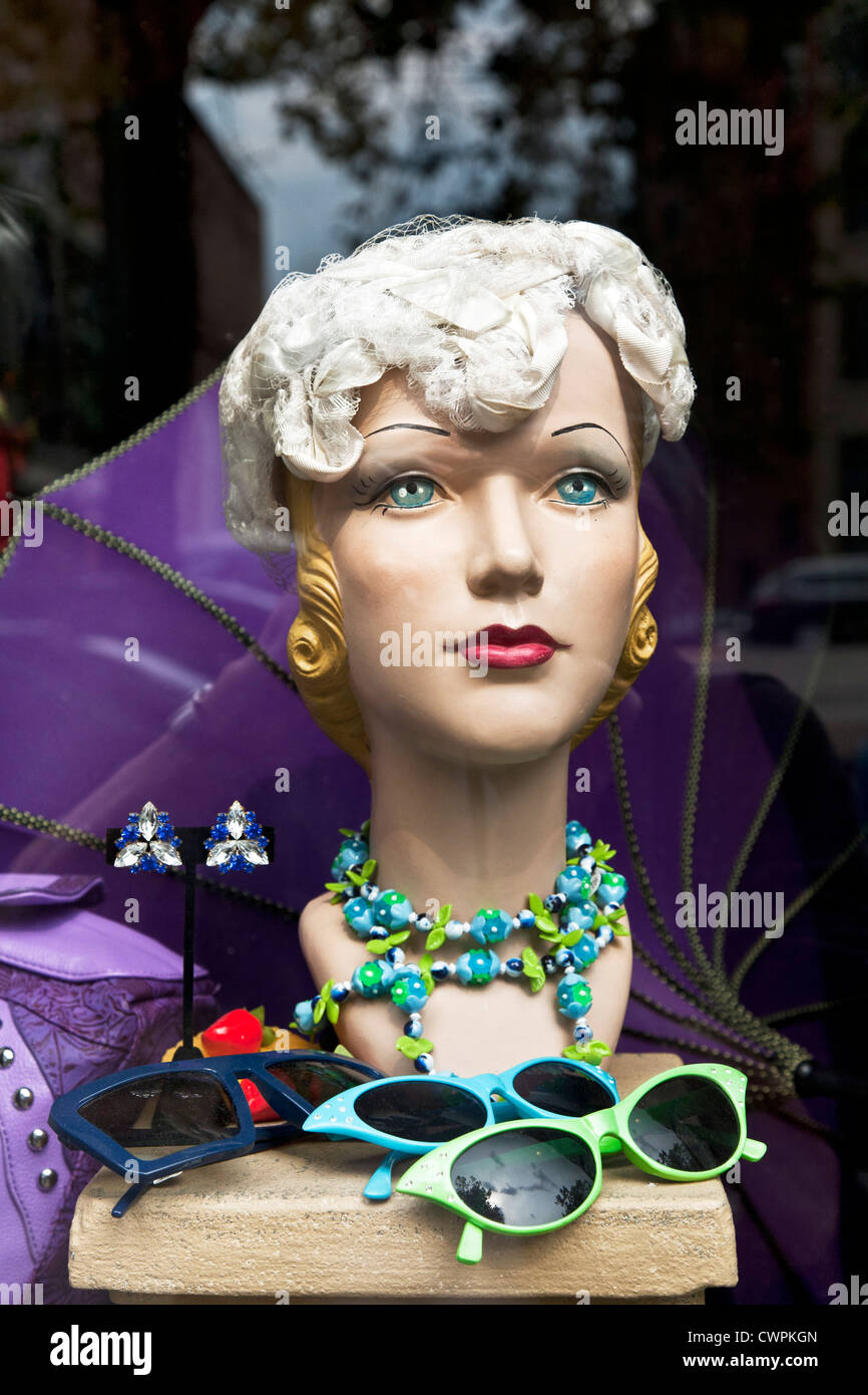 Achat Augen Retro-Schaufensterpuppe Kopf Vintage Schmuck Modewaren & Sonnenbrille im Schaufenster Pioneer Square Seattle anzeigen Stockfoto