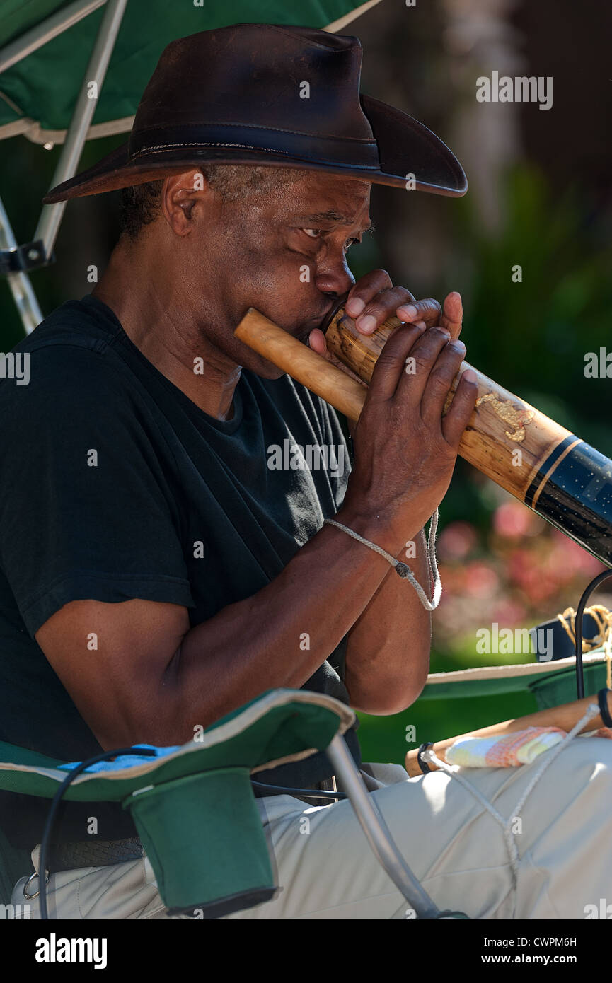 Musiker spielen ein Didjeridu im Balboa Park, San Diego, Kalifornien Stockfoto