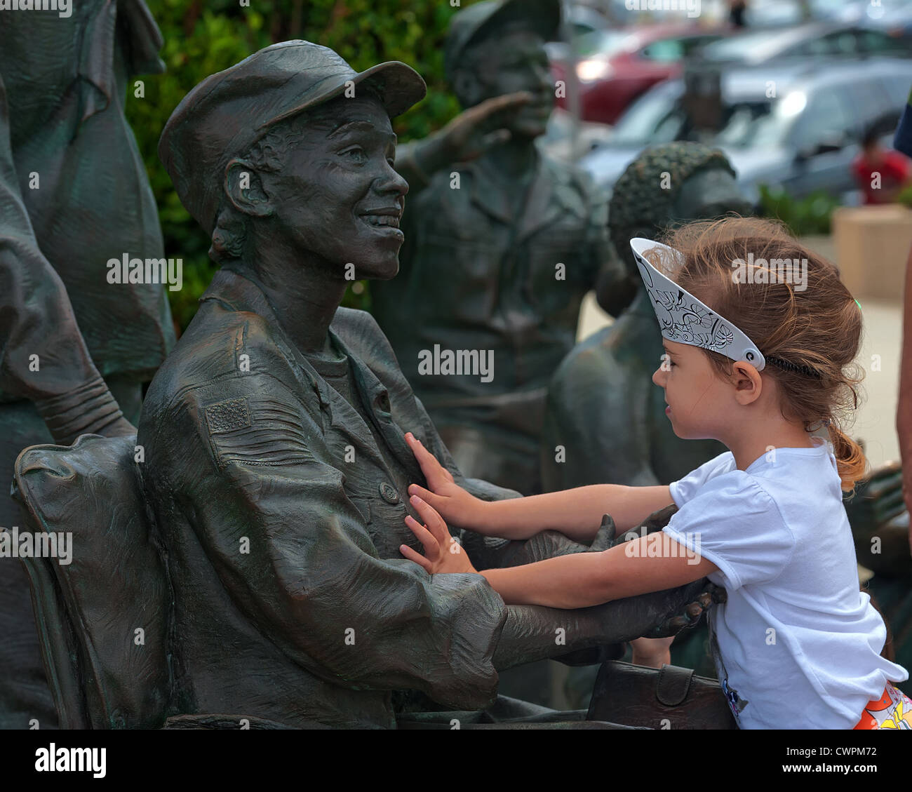 Ein kleines Mädchen versuchen, eines der bronzenen-Skulpturen in der nationalen Salute to Bob Hope und das Militär zu umarmen. Stockfoto