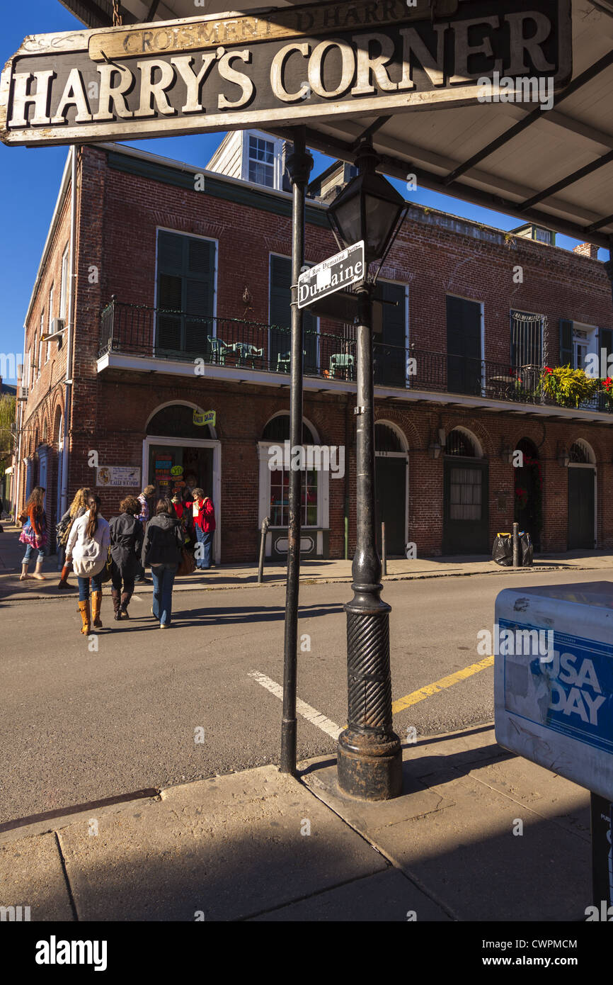 Straßenszene in der Nähe von Harrys Corner Bar im historischen French Quarter, New Orleans, Louisiana, USA Stockfoto