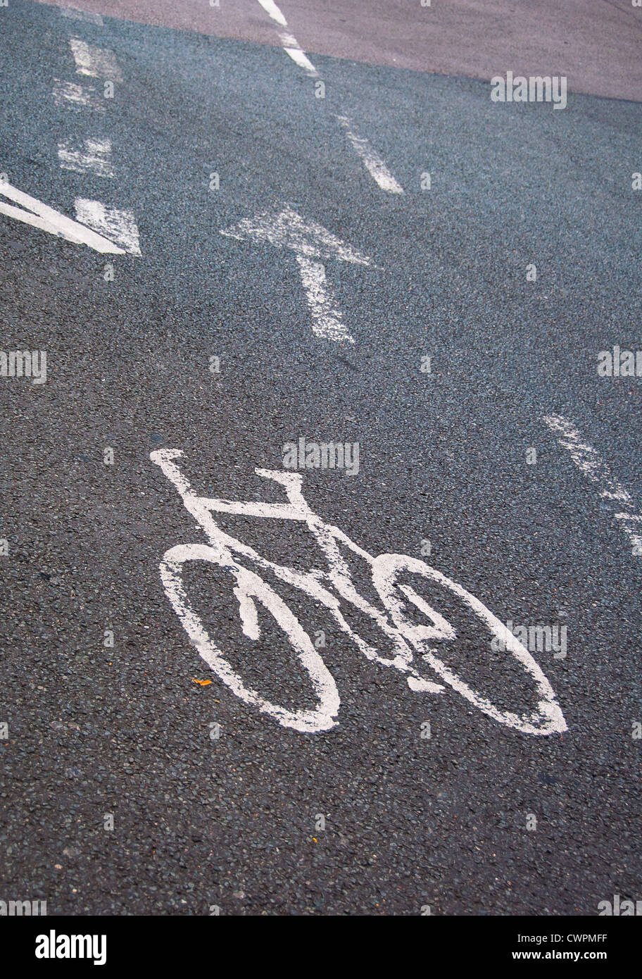 Markierung zeigt Richtung zeigen Radfahrer Lane Straße Stockfoto