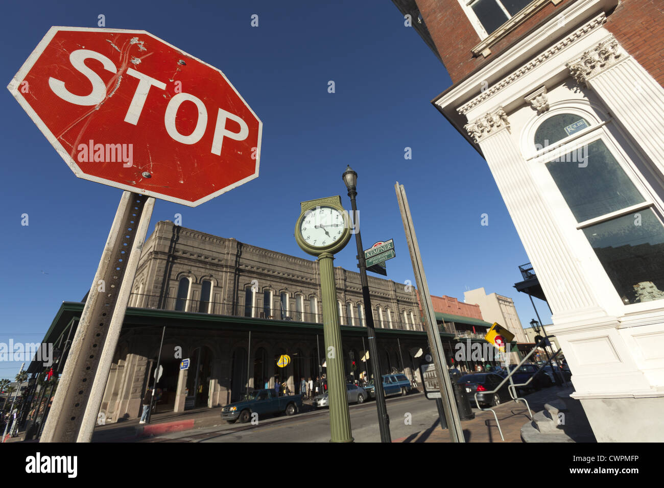 Große Stop-Schild und Clock im Straßenbild in der historischen Innenstadt von Galveston, Texas, USA Stockfoto