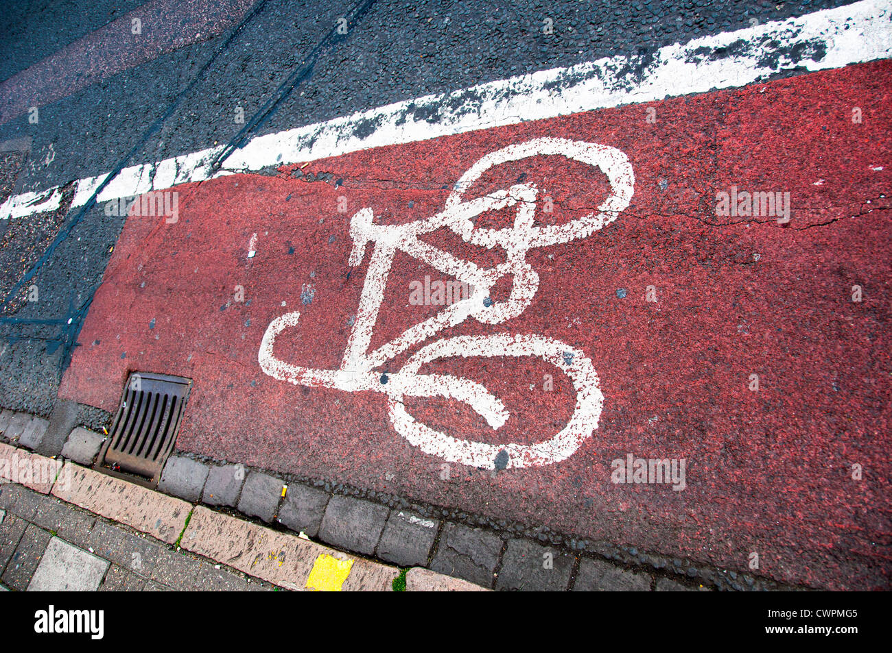 Fahrradweg gemalt auf rotem Grund auf UK-Straße Stockfoto