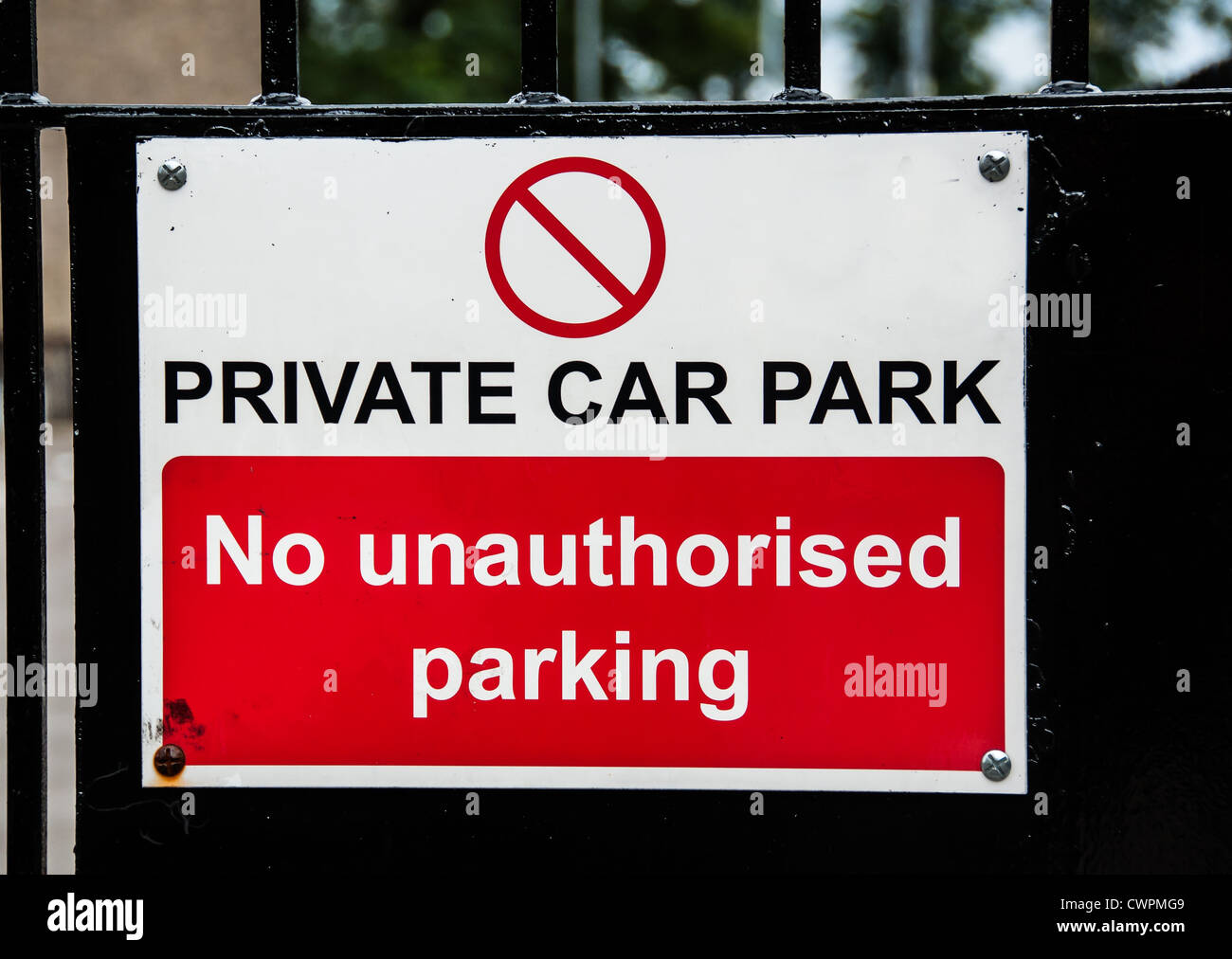 Warnschild eigener Parkplatz, keine unerlaubten Parken Stockfoto