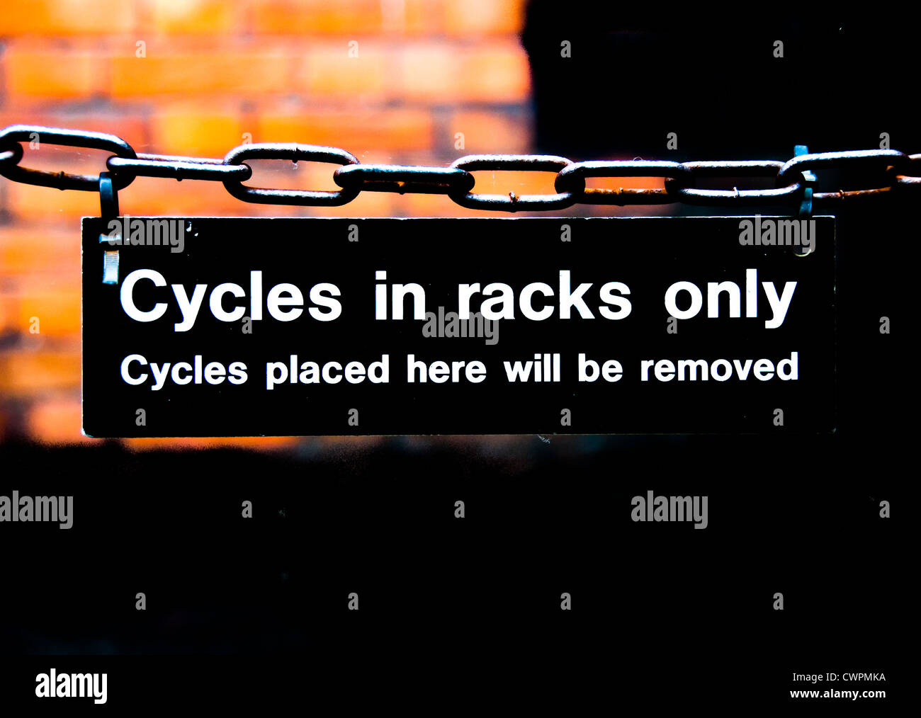 Warnung für Radfahrer, Zyklen in Racks nur zu halten. Stockfoto