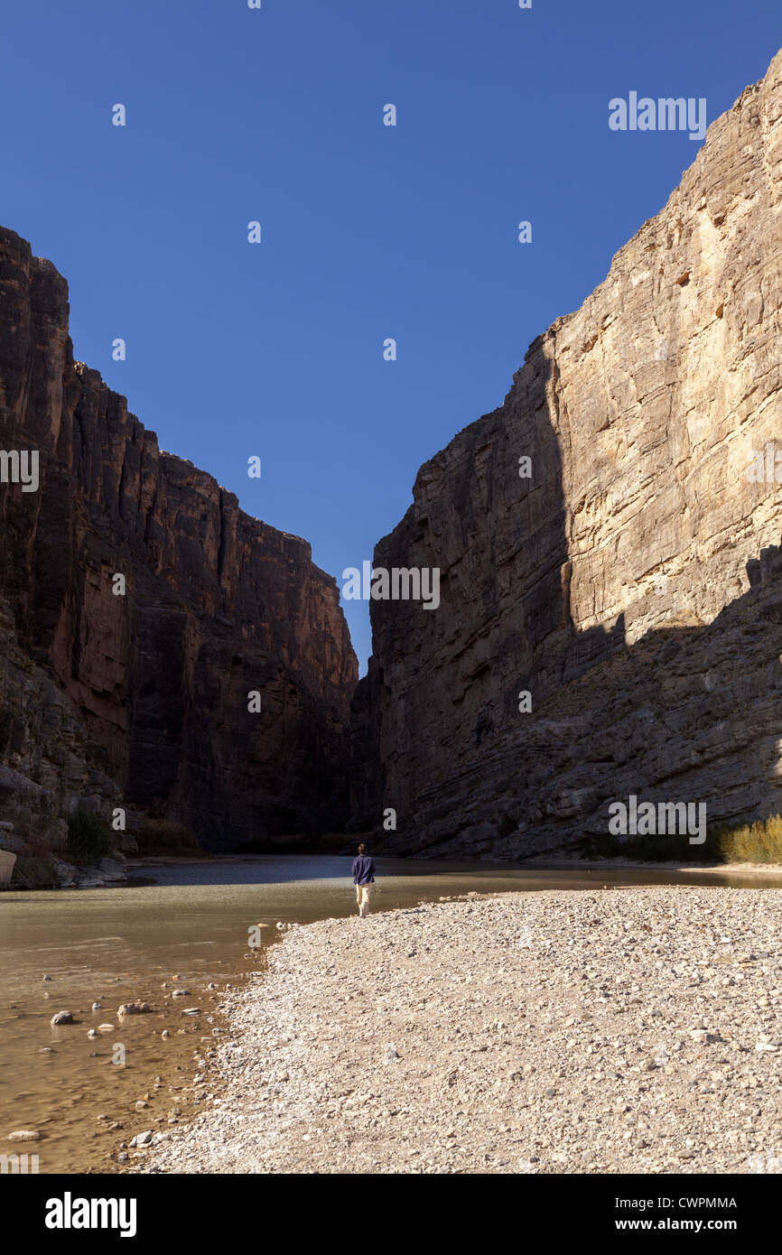 Eine Person, die zu Fuß in Richtung Santa Elena Canyon in der Nähe von der Grenze Mexiko-USA in Big Bend Nationalpark, Texas, USA Stockfoto