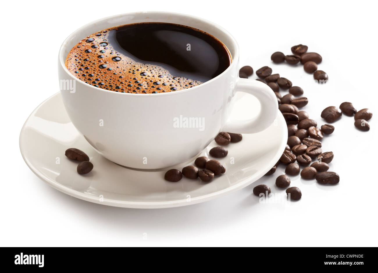 Tasse Kaffee und Bohnen auf einem weißen Hintergrund. Stockfoto