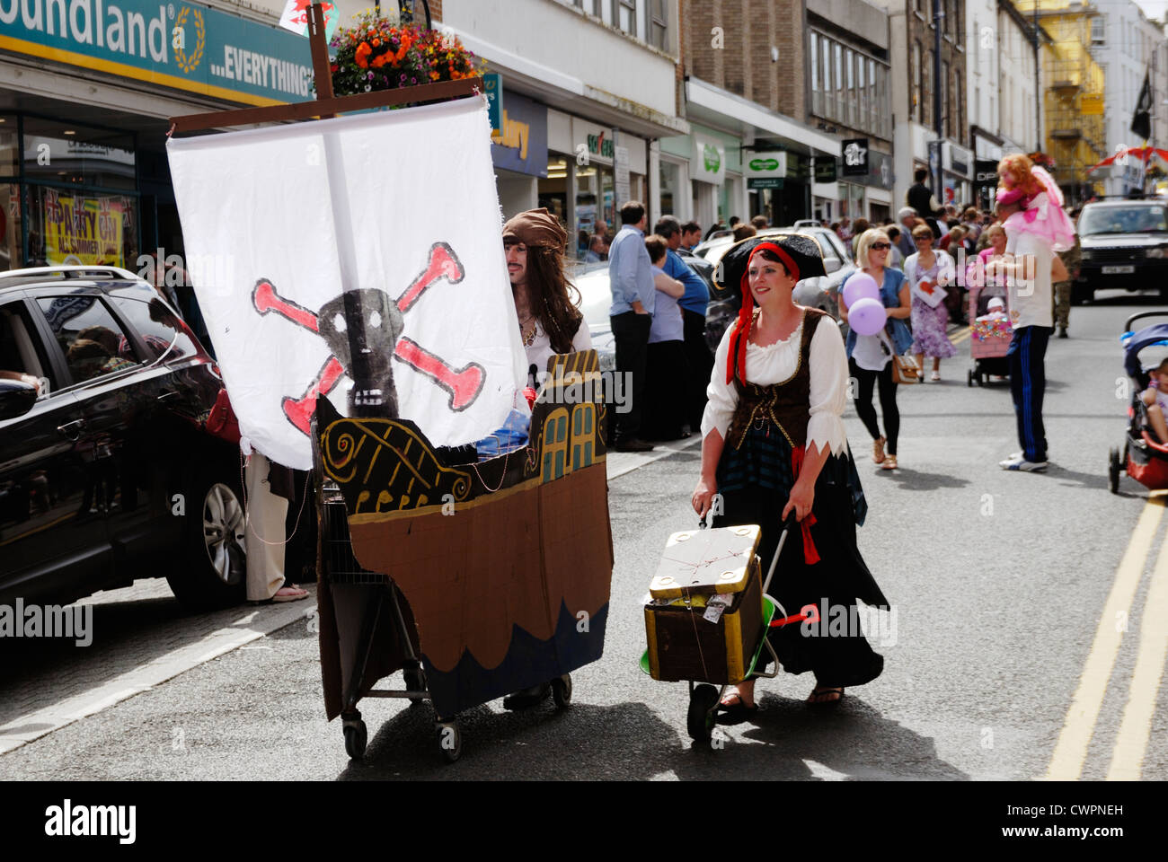 Mann und Frau in Pirate Kostüm Machenschaften ein Piratenschiff und Schatzkiste, Aberystwyth Karneval 2012. Stockfoto Mann und Frau in Pirate Kostüm Machenschaften ein Piratenschiff und Schatzkiste, Aberystwyth Karneval 2012. Stockfoto