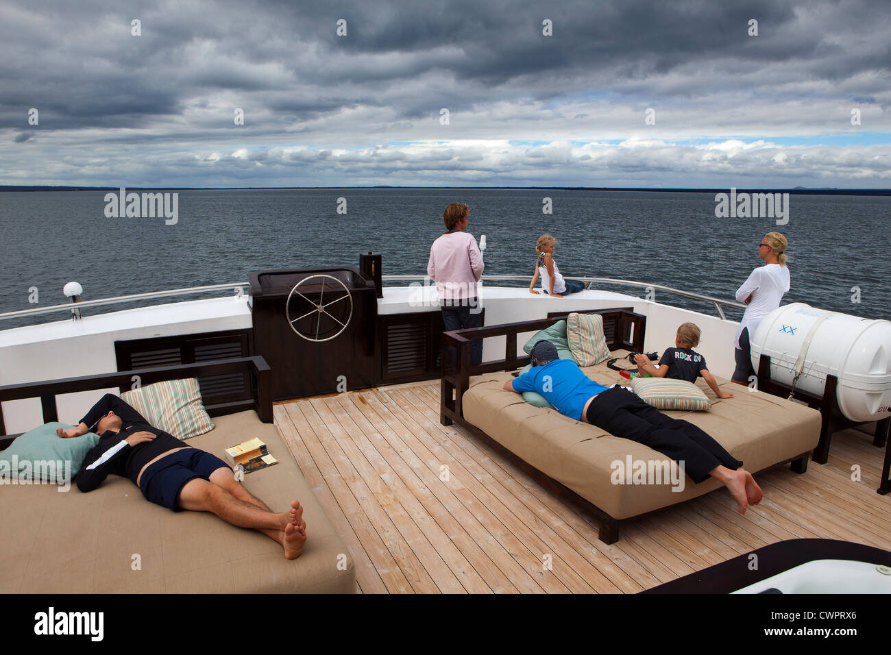 Passagiere auf einer Kreuzfahrt an Bord der Grand Odyssey, Isabela Island, in der Nähe von Punta Moreno, Galapagos Stockfoto