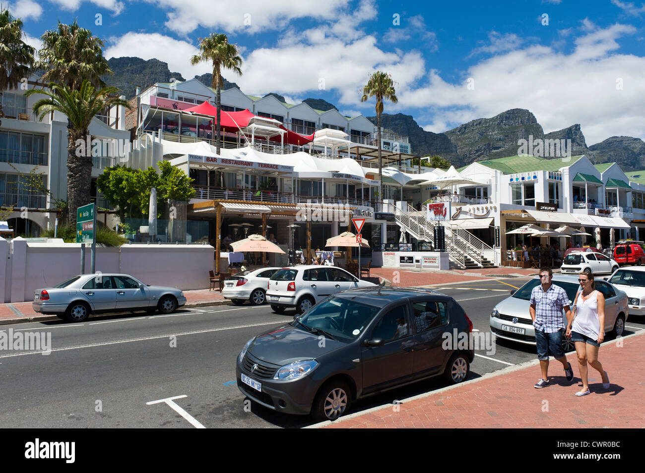 Hotels und Cafés entlang der Küste von Camps Bay, Kapstadt, Südafrika Stockfoto