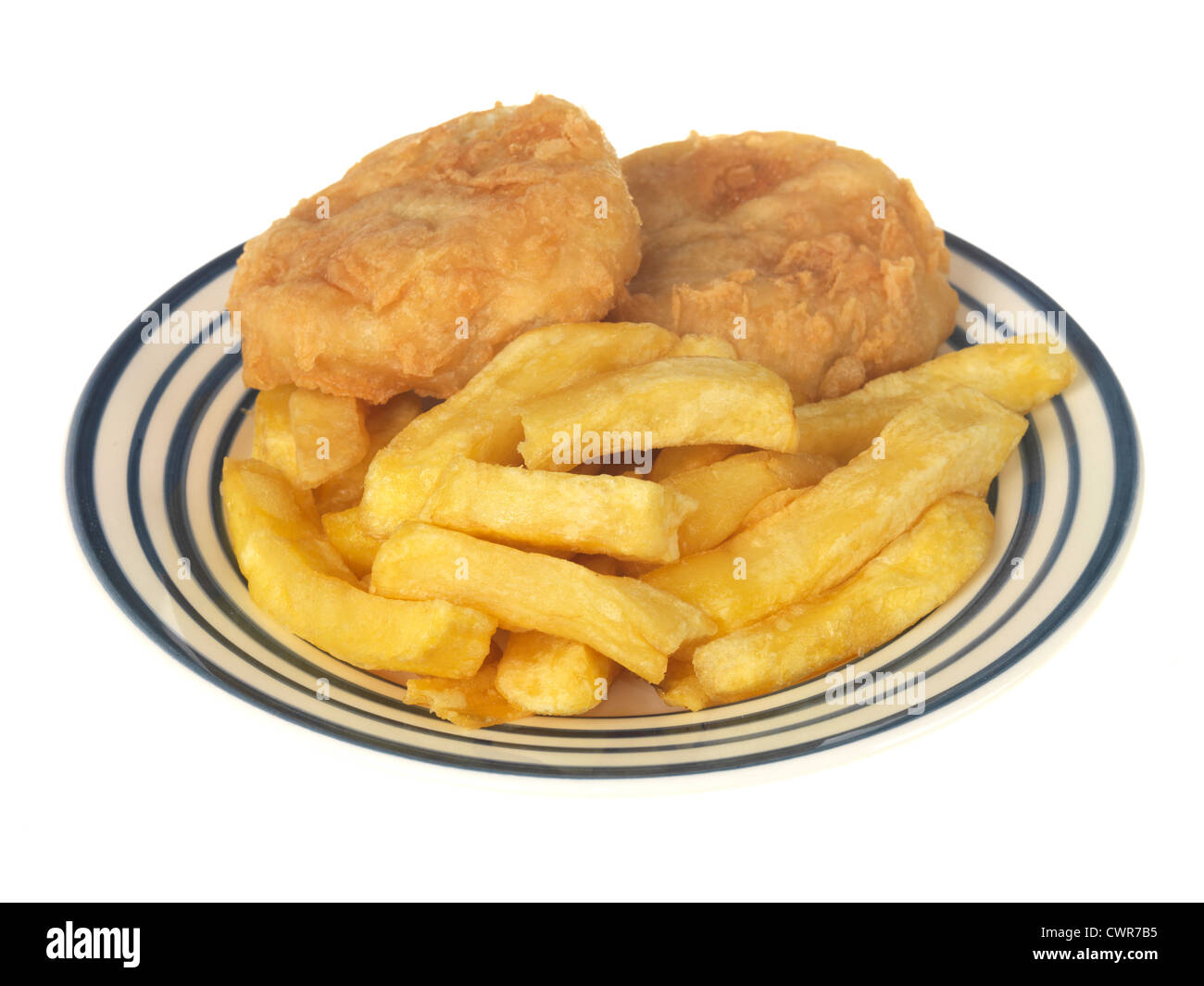 Traditionelle britische Fisch und Chip Shop gekauft Takeaway mitgenommen aus Fisch, Kuchen und Chips, isoliert gegen einen weißen Hintergrund, mit einen Freistellungspfad Stockfoto