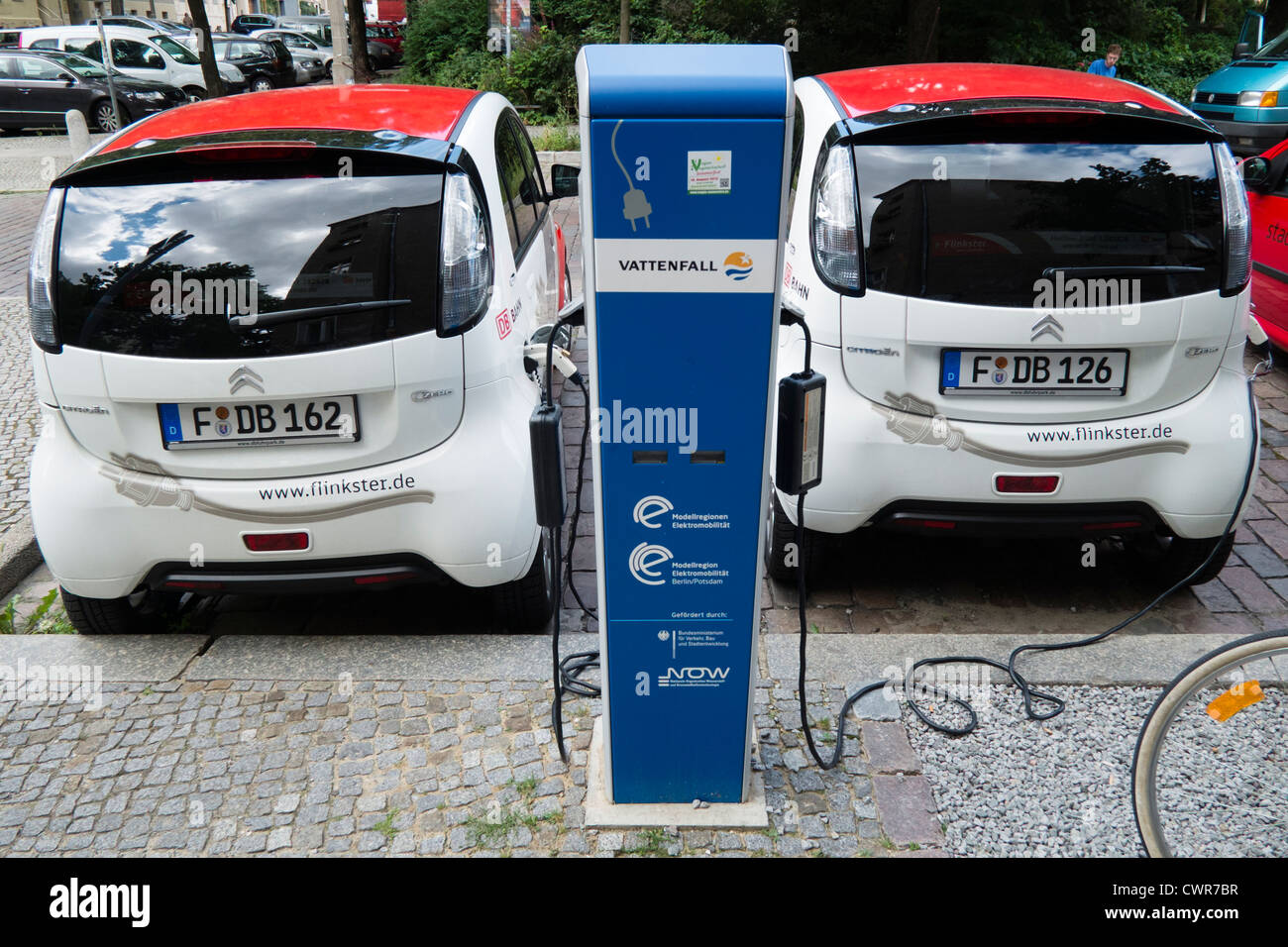 Zwei elektrische Flinkster-Carsharing-Autos Aufladen auf Berliner Straße Deutschland Stockfoto