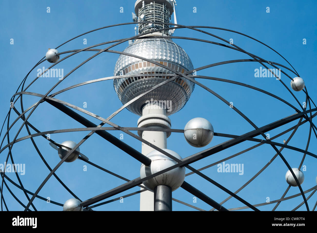 Blick auf Fernsehturm durch Weltzeituhr am Alexanderplatz in Berlin-Deutschland Stockfoto