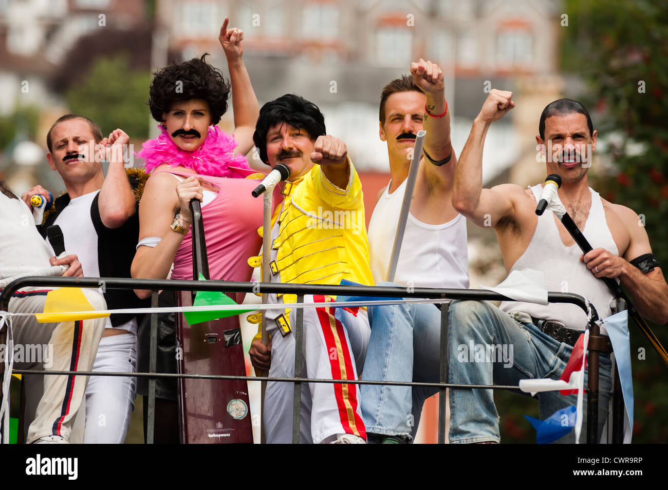 Eine Gruppe von Menschen verkleidet als Freddy Mercury Queen Tribut Look-alike auf einem Sommer-Karneval UK Stockfoto