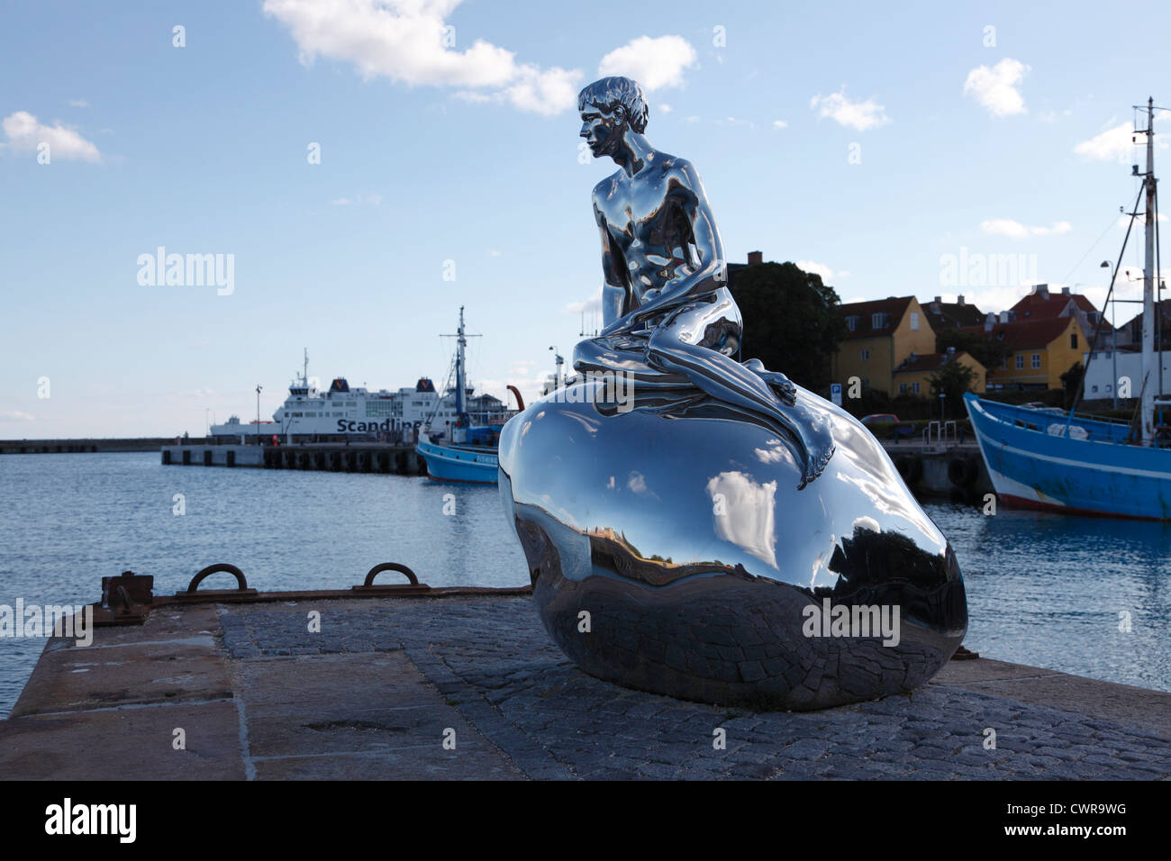 Han- oder er in englischer Sprache - eine 2m hohe Skulptur in Helsingør, der kleine Wassermann - das Äquivalent zu der kleinen Meerjungfrau in Kopenhagen Stockfoto
