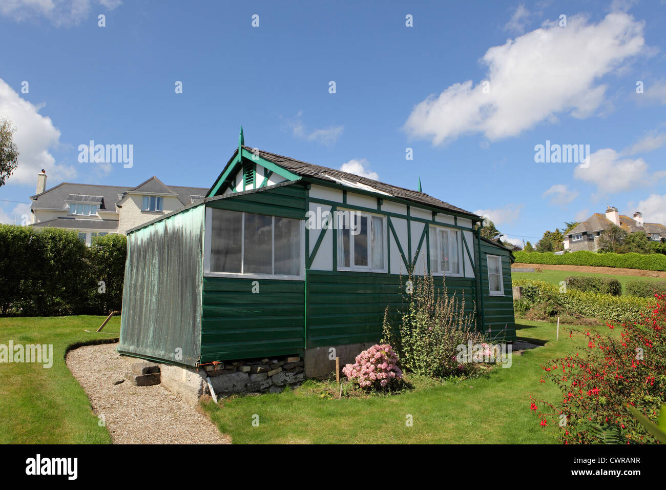 UK Gehäuse Lager außen sonnigen blauen Himmel. Kleine grüne freistehende Bretterbude Ferien-Bungalow in St Mawes, Cornwall, UK. Stockfoto