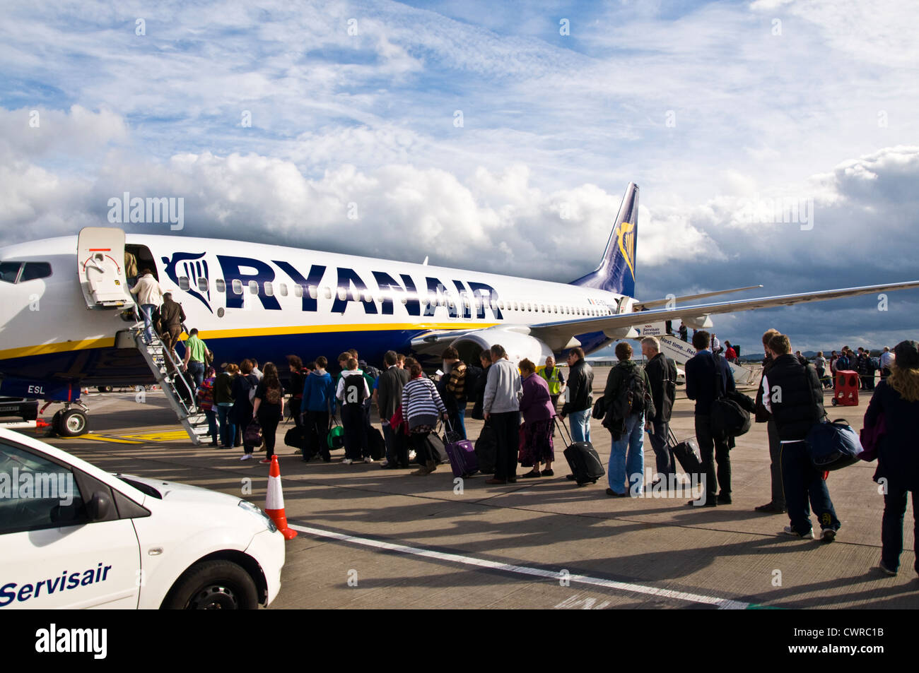 Fluggästen einen Ryanair-Flug Stockfoto