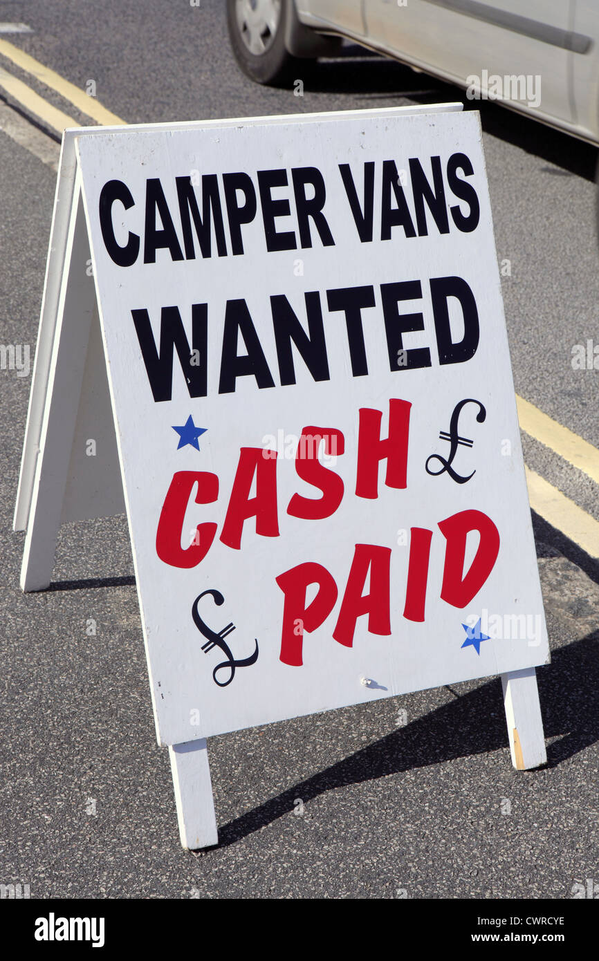 Camper Vans Wanted - Cash Paid £ Werbung Horten auf 'A' Brett auf der Straße Cornwall, UK. Kommunikation. Stockfoto