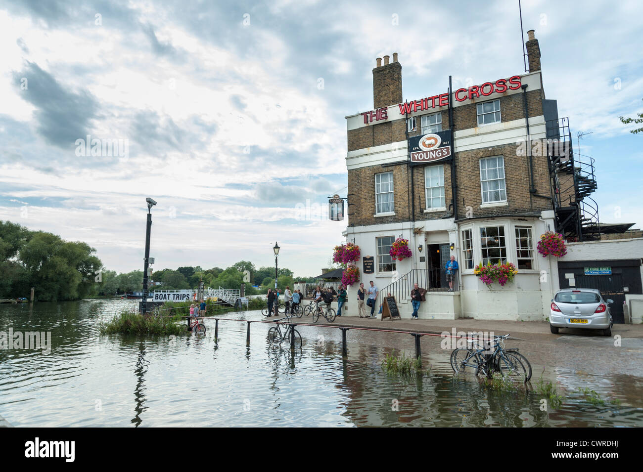 Das weiße Kreuz Pub Richmond upon Thames Surrey London UK bei Flut. Stockfoto