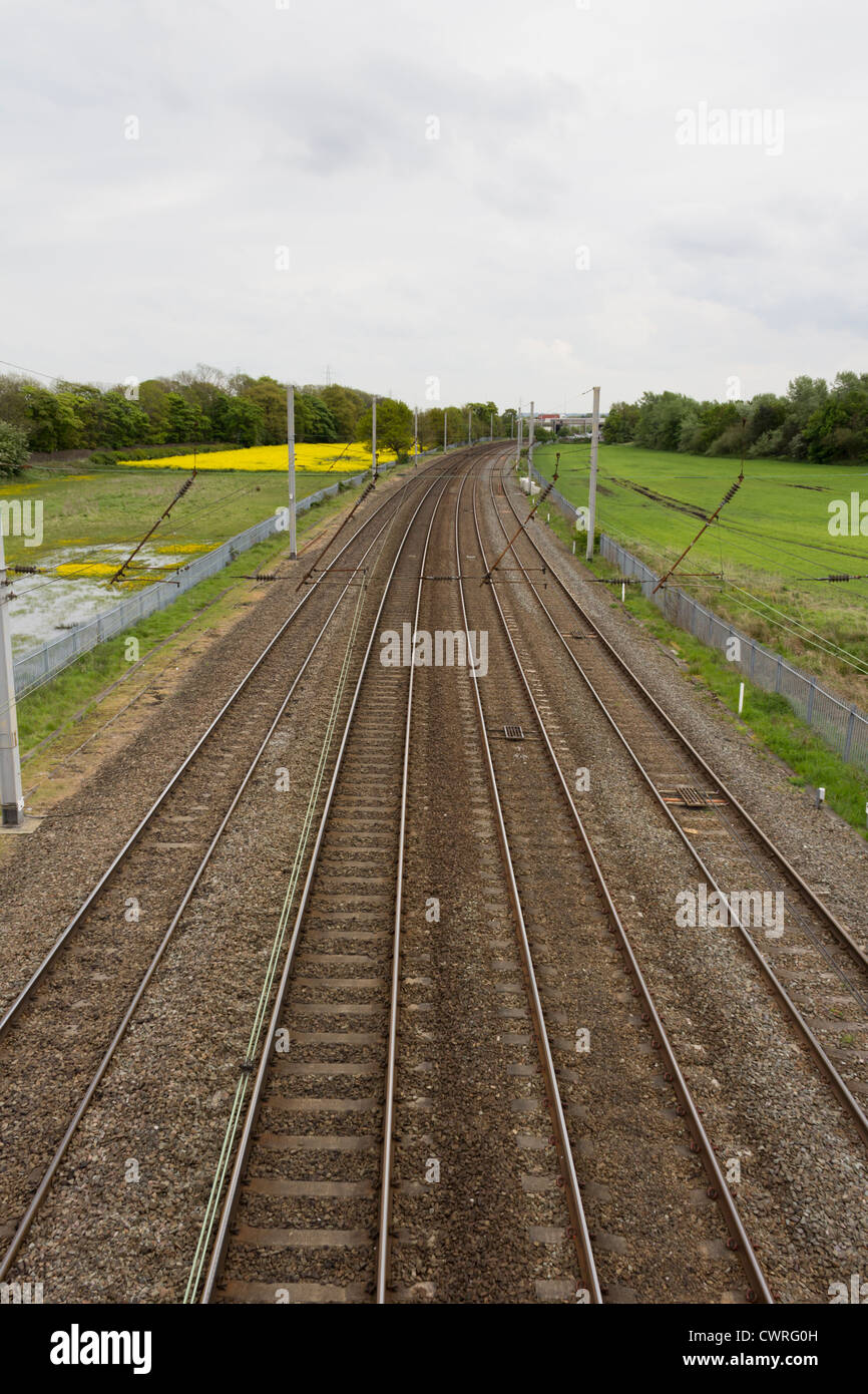 Abschnitt von elektrifizierten 4-Spur Hauptstrecke Eisenbahn auf der West Coast Main Line von England nördlich von Warrington. Stockfoto