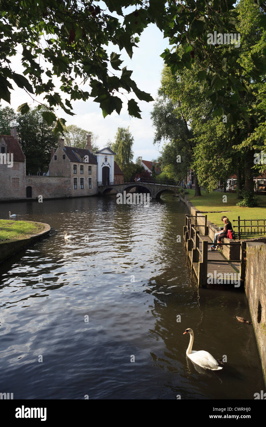 Blick Richtung Eingang zum Begijnhof aus Wijngaardplein, Brügge, Belgien Stockfoto