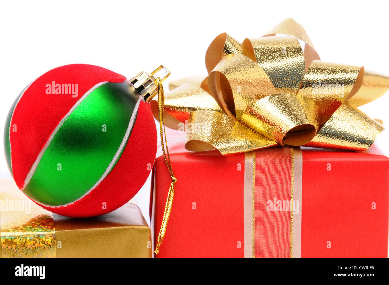 Nahaufnahme von einem Weihnachtsbaum Ornament auf verpackte Geschenk. Isoliert auf weiß. Stockfoto