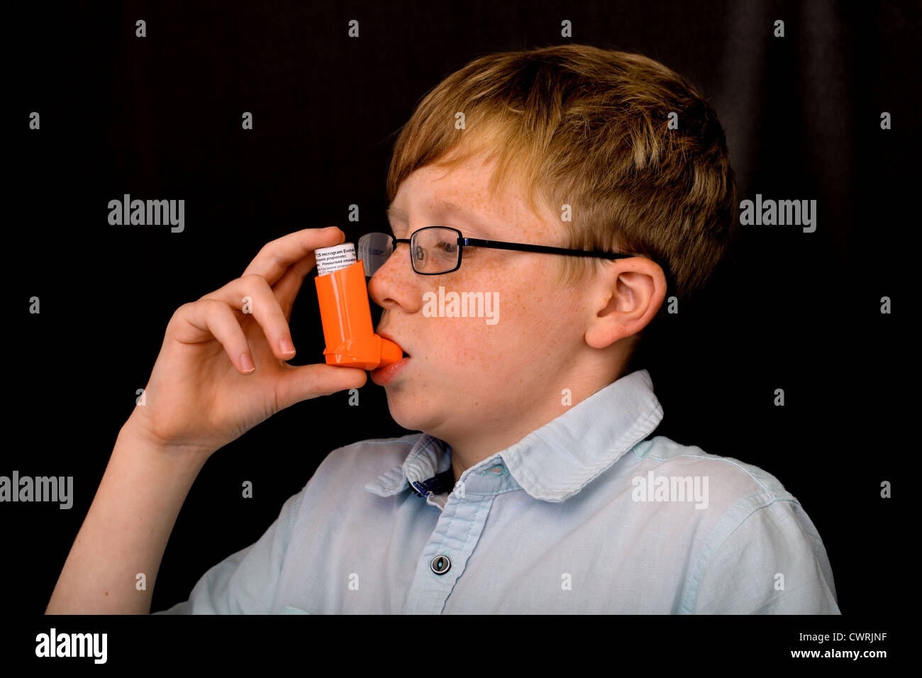 Ein 13 jähriger Junge mit einem Asthma-Pumpe Stockfoto