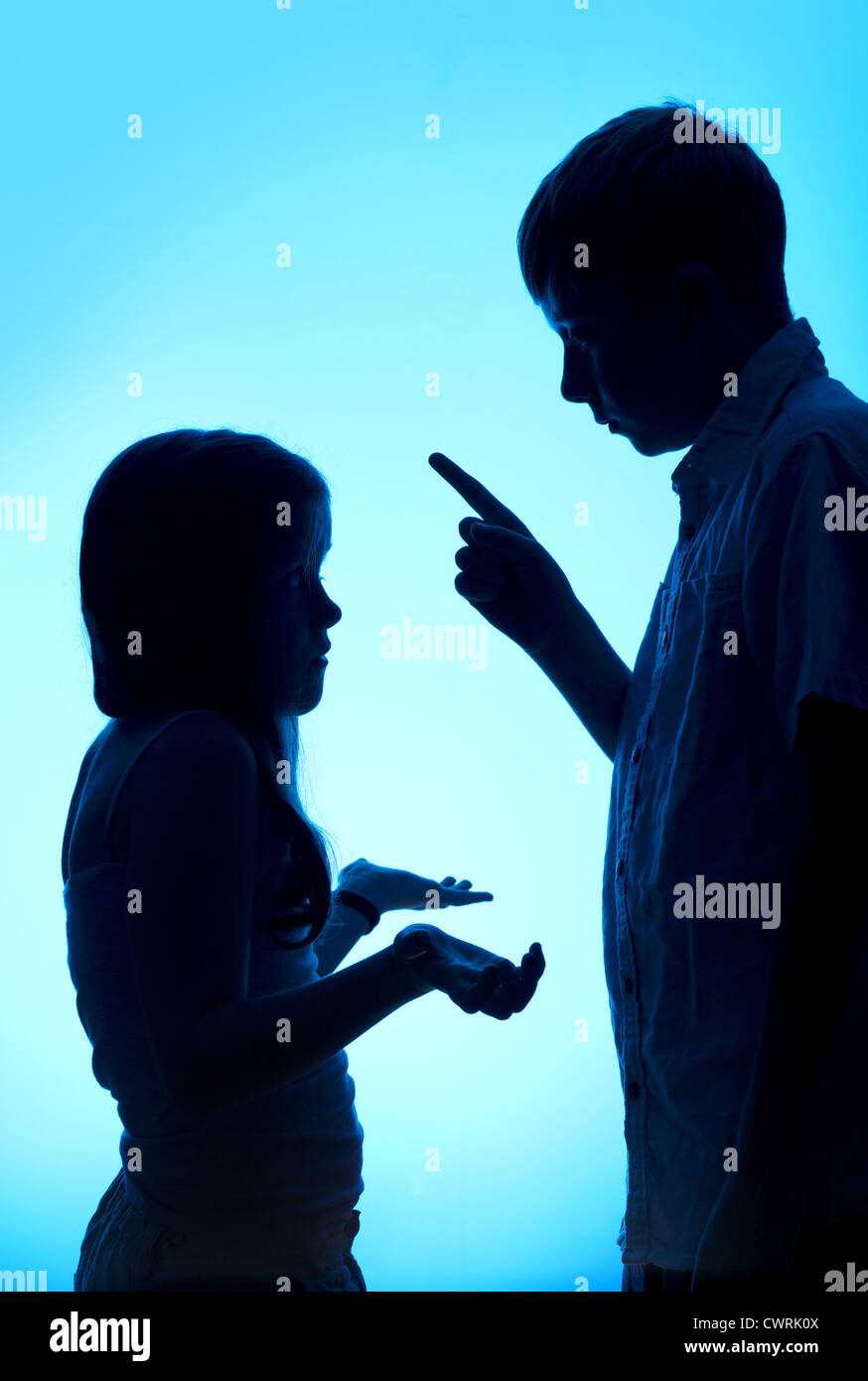 Eine hinterleuchtete Bild von einem jungen und Mädchen streiten Stockfoto