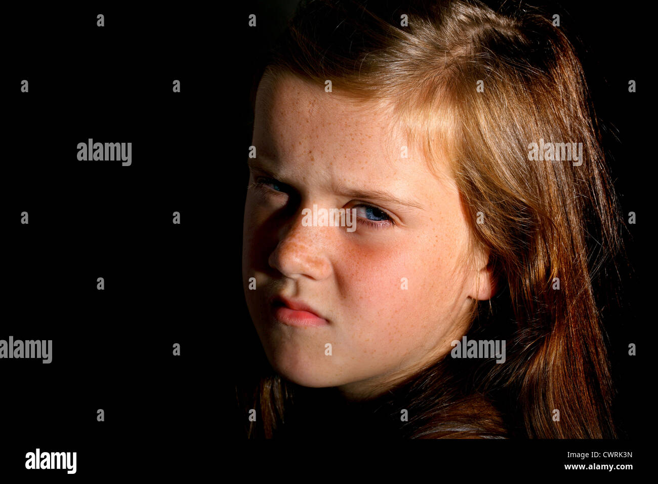 Ein 10 Jahre altes Mädchen schaut in Richtung Kamera an einem Abend Sonne Stockfoto