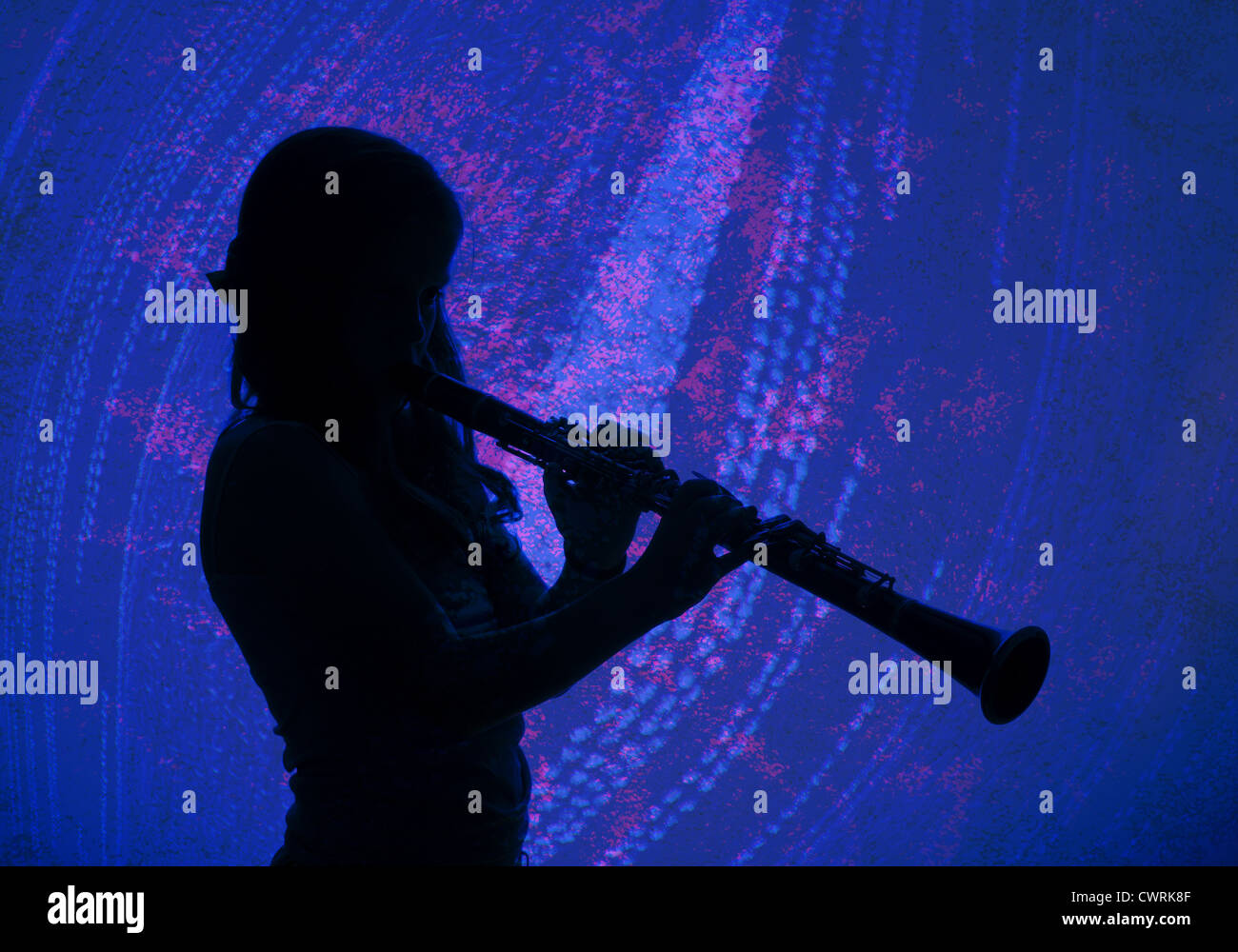 Ungewöhnliche hinterleuchtete Bild, eine Silhouette eines nicht identifizierbare Mädchen eine Klarinette zu spielen. Bild hat Muster überlagert es. Stockfoto