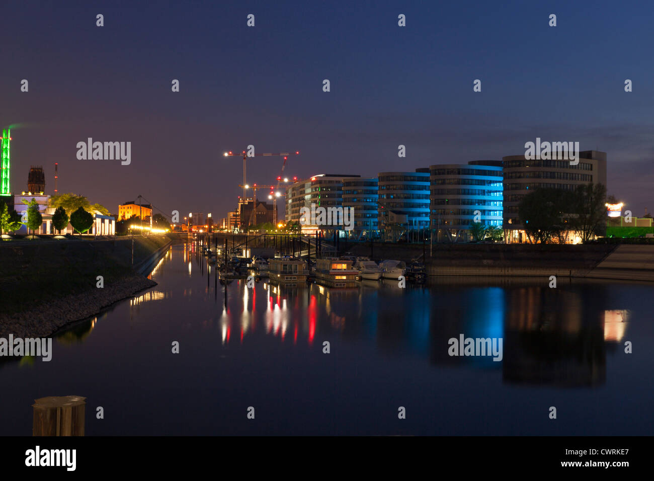 Marina und beleuchteten "Fünf Boote" Gebäude am inneren Hafen Duisburg Stockfoto