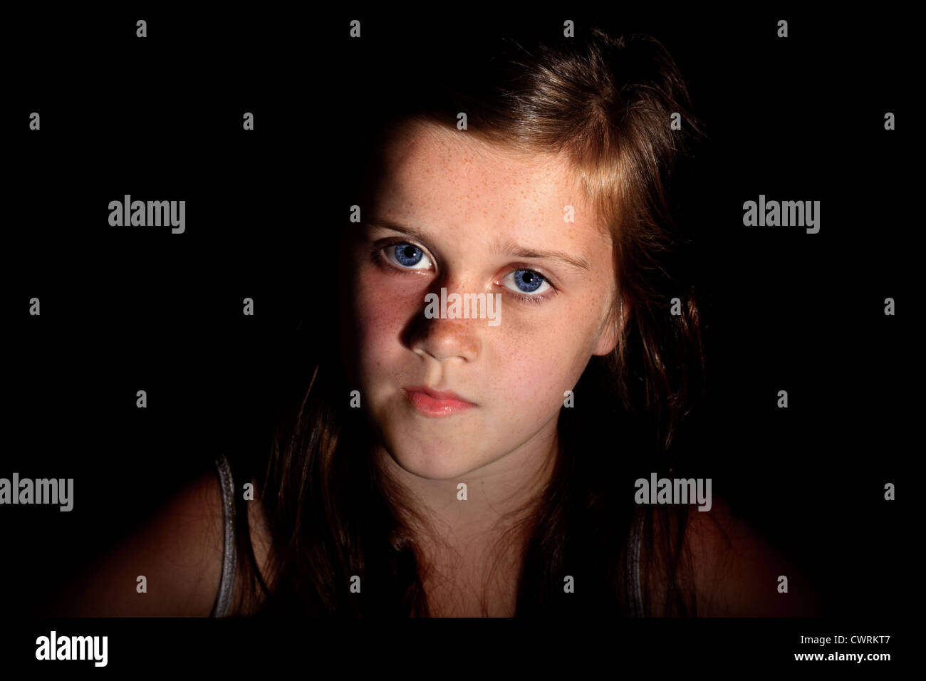Eine sidelit Bild eines 10 Jahre alten Mädchen an der Viewer suchen Stockfoto